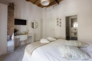 biała sypialnia z dużym łóżkiem i umywalką w obiekcie White Ostilia Guesthouse w Rzymie