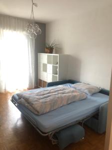 een groot bed in een slaapkamer met een raam bij Guesthouse Gigli 2 - Garage piccolo & Tourist Card in Bolzano