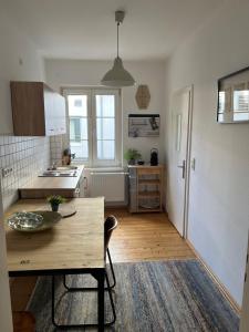 a kitchen with a wooden table in a room at Stilvolle Altstadtwohnung mit 2 Schlafzimmern in Koblenz