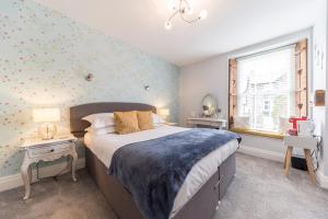 a bedroom with a large bed and a window at Heidi's Grasmere Lodge in Grasmere