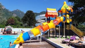 - un toboggan aquatique dans la piscine d'un complexe dans l'établissement Te huur: 5 persoons chalet aan het Luganomeer, à Porlezza