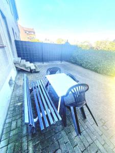 eine Terrasse mit einem Tisch und 2 Stühlen sowie einem Tisch und Stühlen in der Unterkunft Lieblingsmensch Oberhausen in Oberhausen