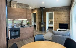 eine Küche und ein Wohnzimmer mit einem Sofa und einem Tisch in der Unterkunft Sankivillat in Oulu
