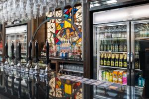 un bar con muchas botellas de alcohol y vidrieras en Keavan's Port Hotel , Dublin, en Dublín