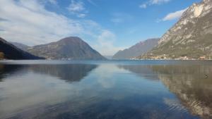 - une vue sur un lac avec des montagnes en arrière-plan dans l'établissement Te huur: 5 persoons chalet aan het Luganomeer, à Porlezza