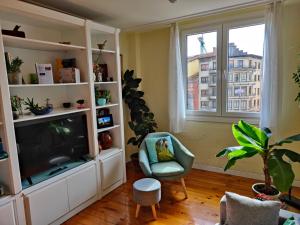 a living room with a television and a chair at Apartamento Plaza de la Paz in Haro