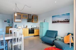 una cucina e un soggiorno con frigorifero blu di Bodensee-Apartment SeeZeichen No 26 a Bodman-Ludwigshafen