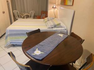 una mesa y sillas con una cama en una habitación en Meio de Copacabana, 200 metros da praia, posto 5, en Río de Janeiro