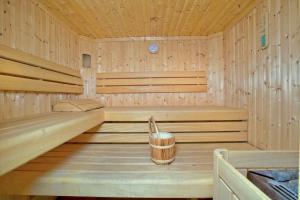 a wooden sauna with a bucket in the middle at Panorama Chalets Mauterndorf in Mauterndorf