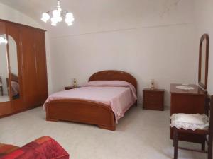 1 dormitorio con 1 cama, 2 vestidores y espejo en Casa Angheledda, en Nulvi