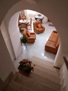 una vista aérea de una sala de estar con muebles en Casa Angheledda, en Nulvi