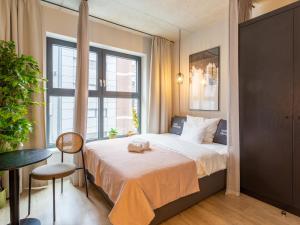 een slaapkamer met een bed en een groot raam bij limehome Düsseldorf Stresemannstraße - Digital Access in Düsseldorf