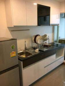 cocina con fregadero y microondas en Gsuite Glamorous Apartment, en Bangkok