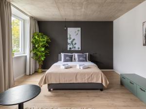een slaapkamer met een groot bed met grijze muren bij limehome Düsseldorf Stresemannstraße - Digital Access in Düsseldorf