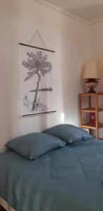 Villa d'Artiste 200m de la plage! في أركاشون: غرفة نوم بسرير مع صورة شجرة على الحائط