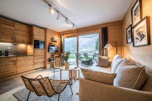 uma sala de estar com um sofá e uma mesa em Apartment Valvisons Les Houches Chamonix - by EMERALD STAY em Les Houches