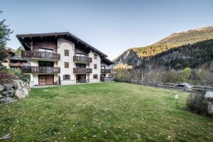 budynek z dużym polem trawy przed nim w obiekcie Apartment Valvisons Les Houches Chamonix - by EMERALD STAY w mieście Les Houches