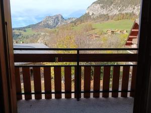 Elle comprend un balcon offrant une vue sur la montagne. dans l'établissement la dryade chinaillon, au Grand-Bornand