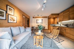 salon z kanapą i stołem w obiekcie Apartment Valvisons Les Houches Chamonix - by EMERALD STAY w mieście Les Houches