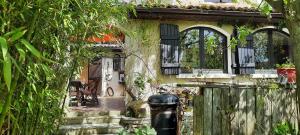 einen Außenblick auf ein Haus mit einem Zaun in der Unterkunft Villa d'Artiste 200m de la plage! in Arcachon