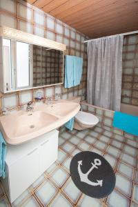 un bagno con lavandino, water e specchio di Studio Neptun (im Zentrum von Bad Ragaz) a Bad Ragaz