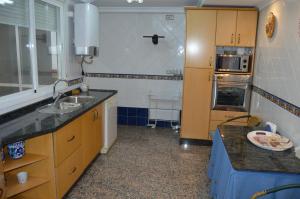 una cucina con un lavello e un piano di lavoro di Apartamento en pleno centro de Córdoba a Cordoba