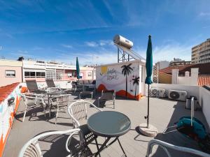 un patio con tavoli e sedie sul tetto di Leevin Guesthouse a Faro