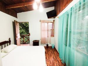 PejibayeにあるHospedaje Luis & Anaのベッドルーム(ベッド1台、窓付)