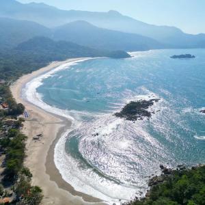una vista aérea de la playa y del océano en Pousada Casa Rosada Ilhabela, en Ilhabela