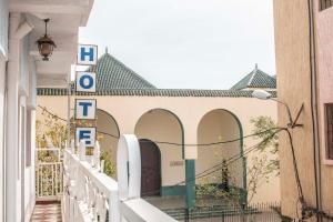 a building with a sign on the side of it at Hôtel Restaurant Ali in Midelt