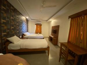 HOTEL BK SAN في Sengippatti: غرفه فندقيه سريرين وتلفزيون