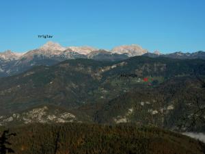vista su una catena montuosa con montagne innevate di Podjelje a Podjelje
