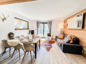 a living room with a table and a couch at Le Mimi Shelter - Nouveau à Valloire - APT 6 pers in Valloire