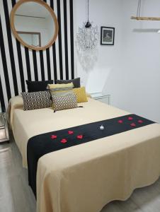 トレドにあるEl Sentir de Toledo parking incluidoのベッドルーム1室(赤い花の大きなベッド1台付)