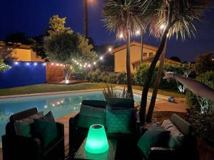a backyard with a swimming pool at night at Ôverger, studio cosy, aux portes de Toulouse in Belberaud