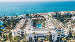 eine Luftansicht eines Resorts am Meer in der Unterkunft Iberostar Selection Marbella Coral Beach in Marbella