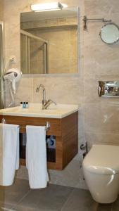 y baño con lavabo, aseo y espejo. en LOTUSPARK HOTEL en Bursa