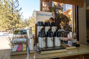 eine Ausstellung von Haarprodukten auf einer Theke in einem Geschäft in der Unterkunft Holiday Inn Express South Lake Tahoe, an IHG Hotel in South Lake Tahoe