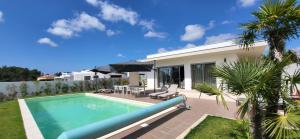 una villa con piscina y una casa en Villa Silver Coast, en Nadadouro