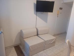 a living room with a couch and a flat screen tv at MONOAMBIENTE in Mendoza