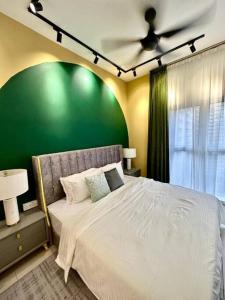 Een bed of bedden in een kamer bij Cozyhome Unique Colourblock Homestay Kajang