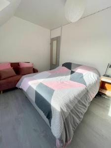 Łóżko lub łóżka w pokoju w obiekcie Vive la vie - maison de famille à Mers proche mer