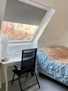 1 dormitorio con escritorio y 1 cama con ventana en Vive la vie - maison de famille à Mers proche mer en Mers-les-Bains