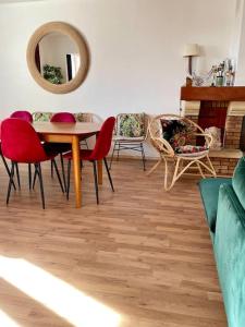 sala de estar con mesa, sillas y espejo en Vive la vie - maison de famille à Mers proche mer en Mers-les-Bains