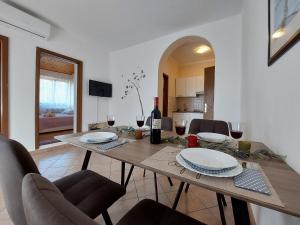 TV a/nebo společenská místnost v ubytování Apartments Nono