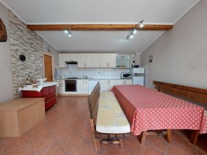 Kuchyň nebo kuchyňský kout v ubytování Apartments Nono