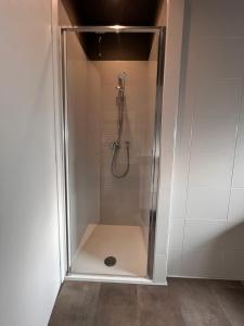 una doccia con porta in vetro in bagno di Ferrarin Thiene a Thiene