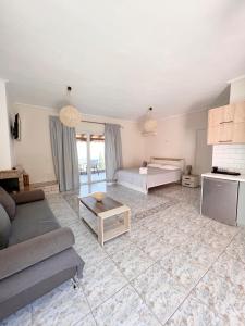 ein großes Wohnzimmer mit einem Bett und einem Sofa in der Unterkunft Agnantio in Agios Nikitas