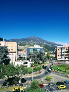 vistas a una ciudad con una montaña en el fondo en Hotel Morasurco, en Pasto