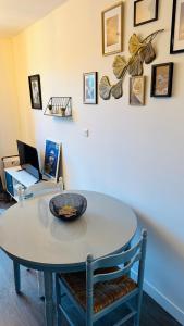 TV a/nebo společenská místnost v ubytování LA VILLA DEKO - Studio avec parking proche Université et Hôpital